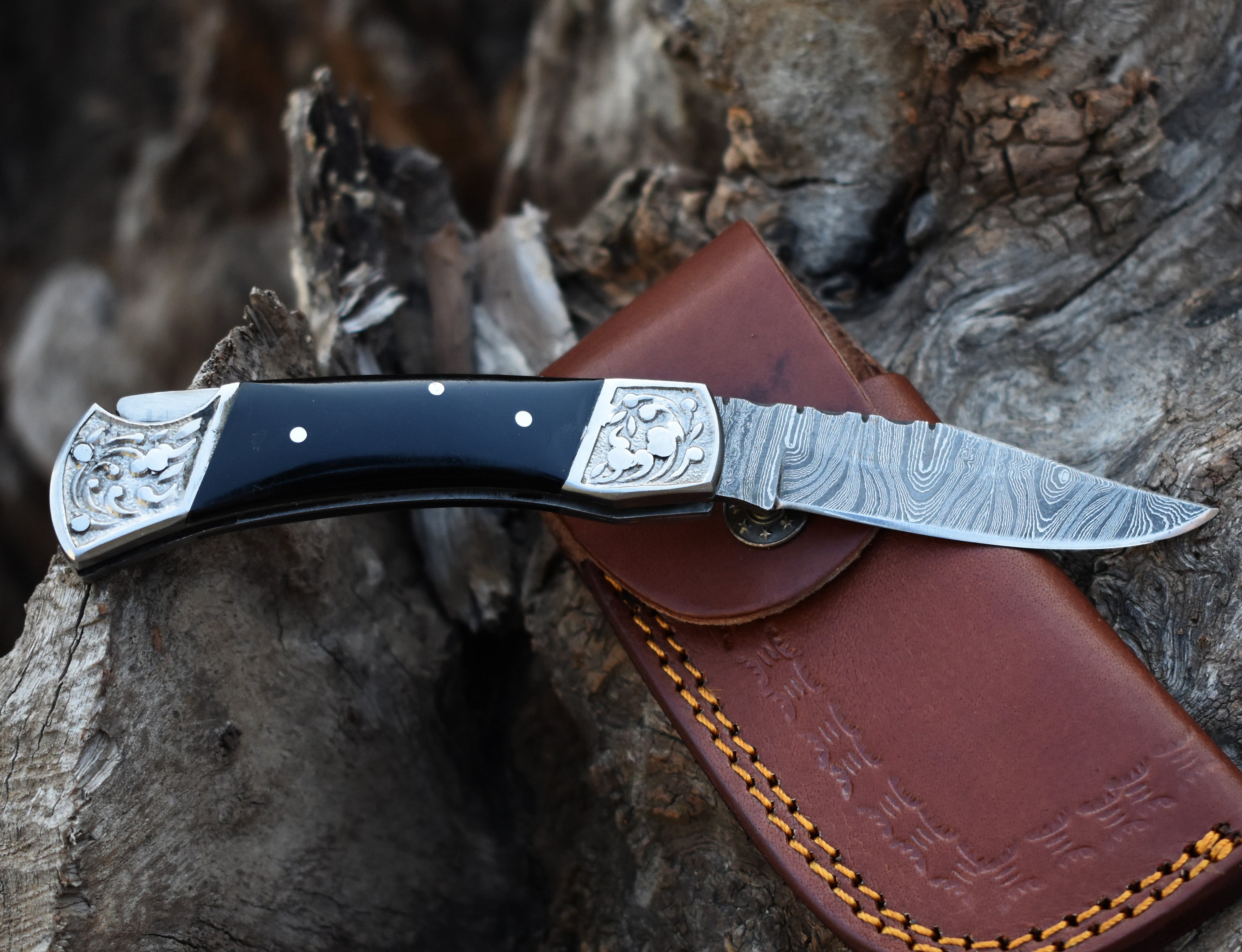 6.8" Handmade Damascus steel Back Lock Pocket Knife Black Horn Handle Folding Knife best Camping Hunting Fishing EDC Knife Tool With Leather Pouch.