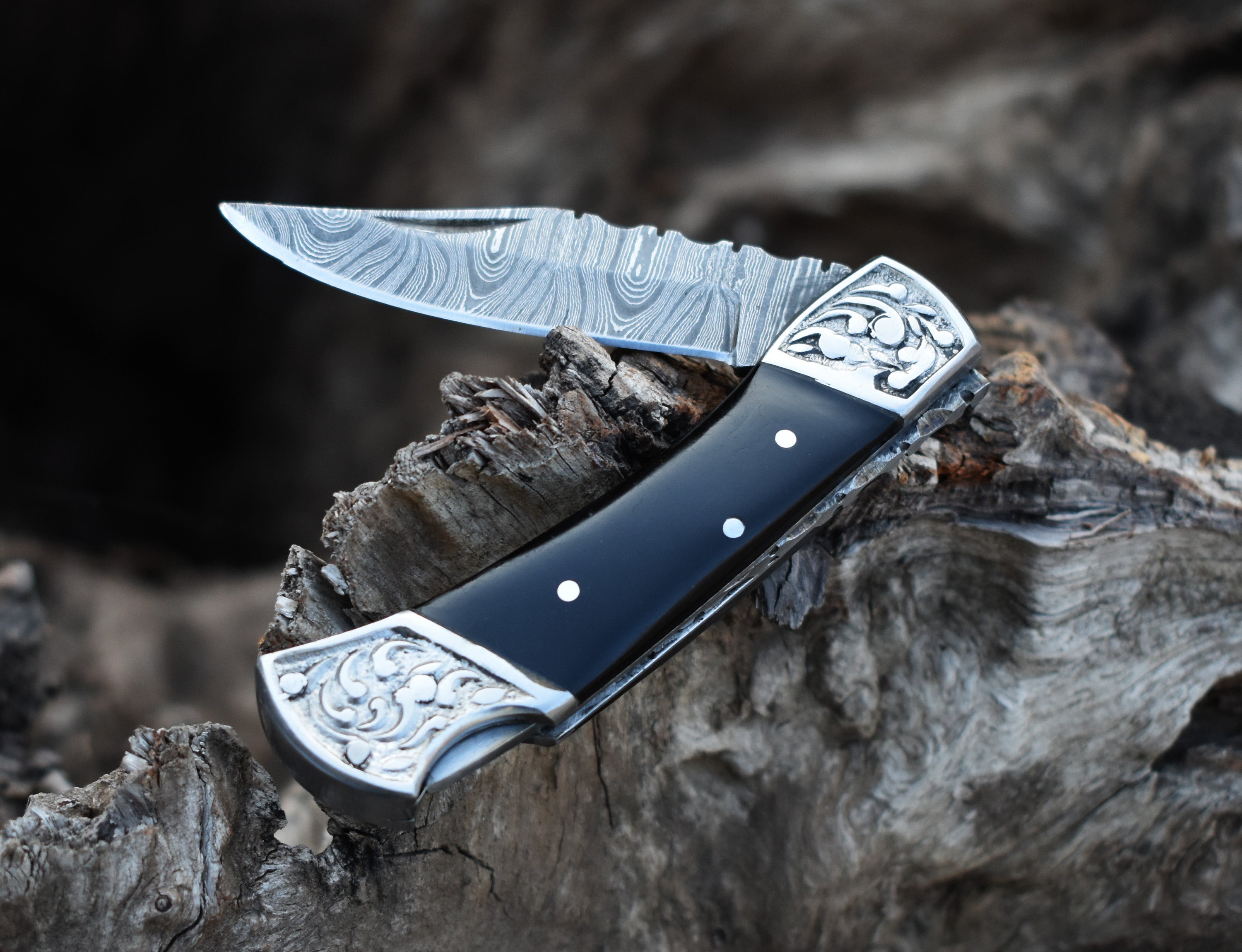6.8" Handmade Damascus steel Back Lock Pocket Knife Black Horn Handle Folding Knife best Camping Hunting Fishing EDC Knife Tool With Leather Pouch.
