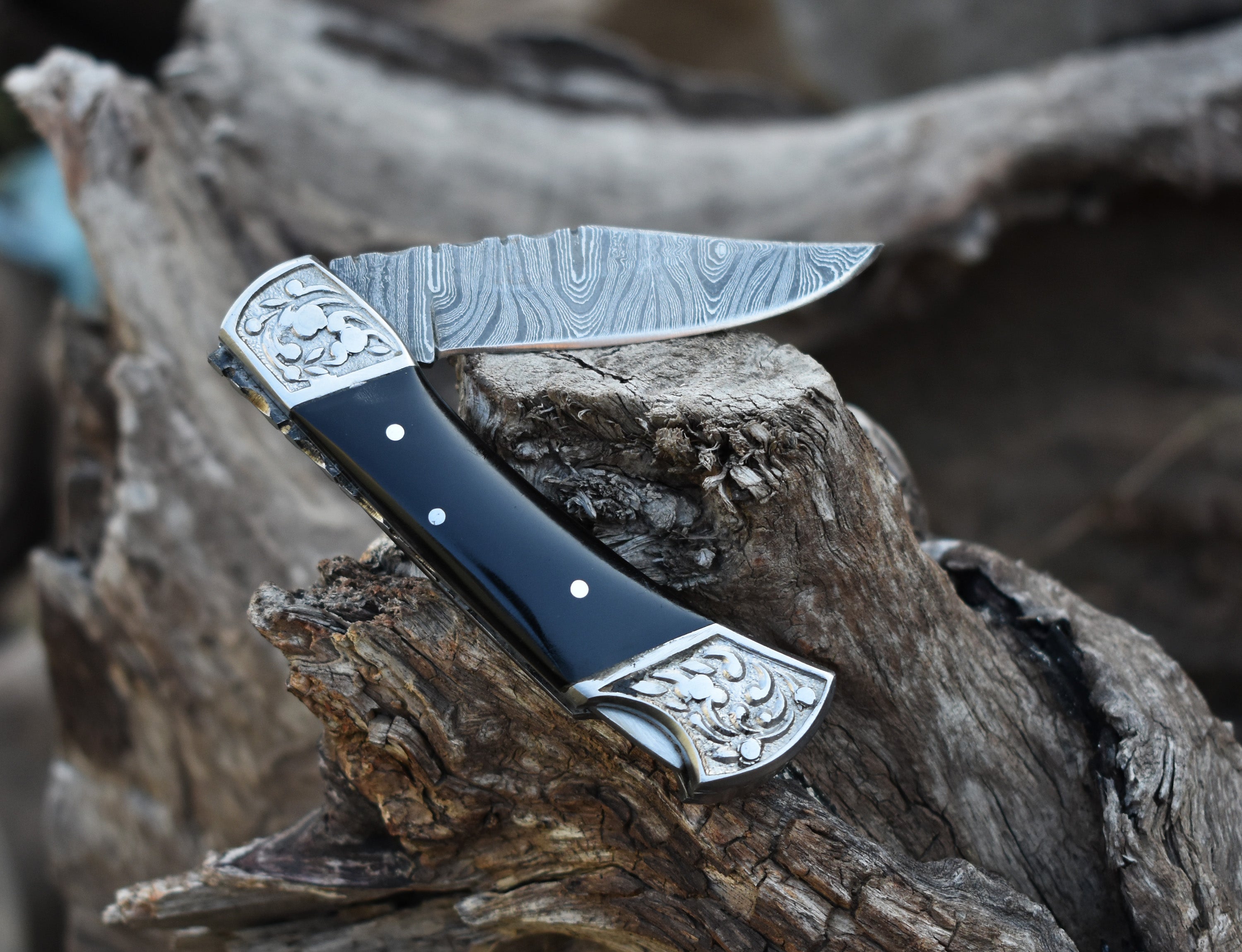 6.8" Handmade Damascus steel Back Lock Pocket Knife Black Horn Handle Folding Knife best Camping Hunting Fishing EDC Knife Tool With Leather Pouch.