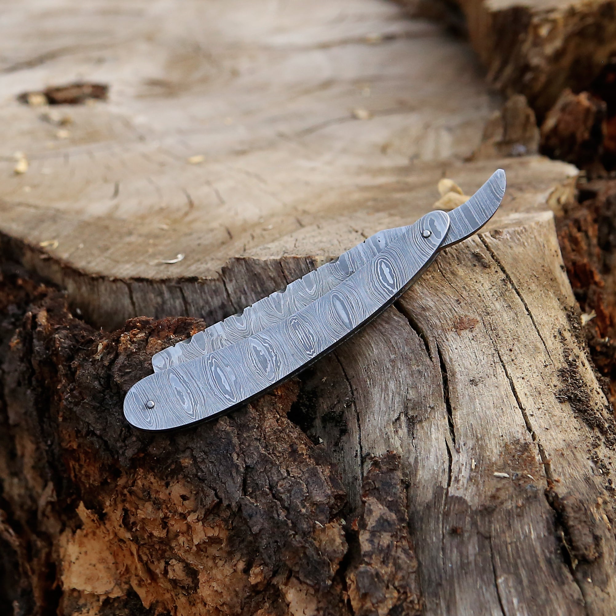 Damascus Straight Razor - Artisan Craftsmanship for the Perfect Shave Personalized Barber Razor With Pouch.