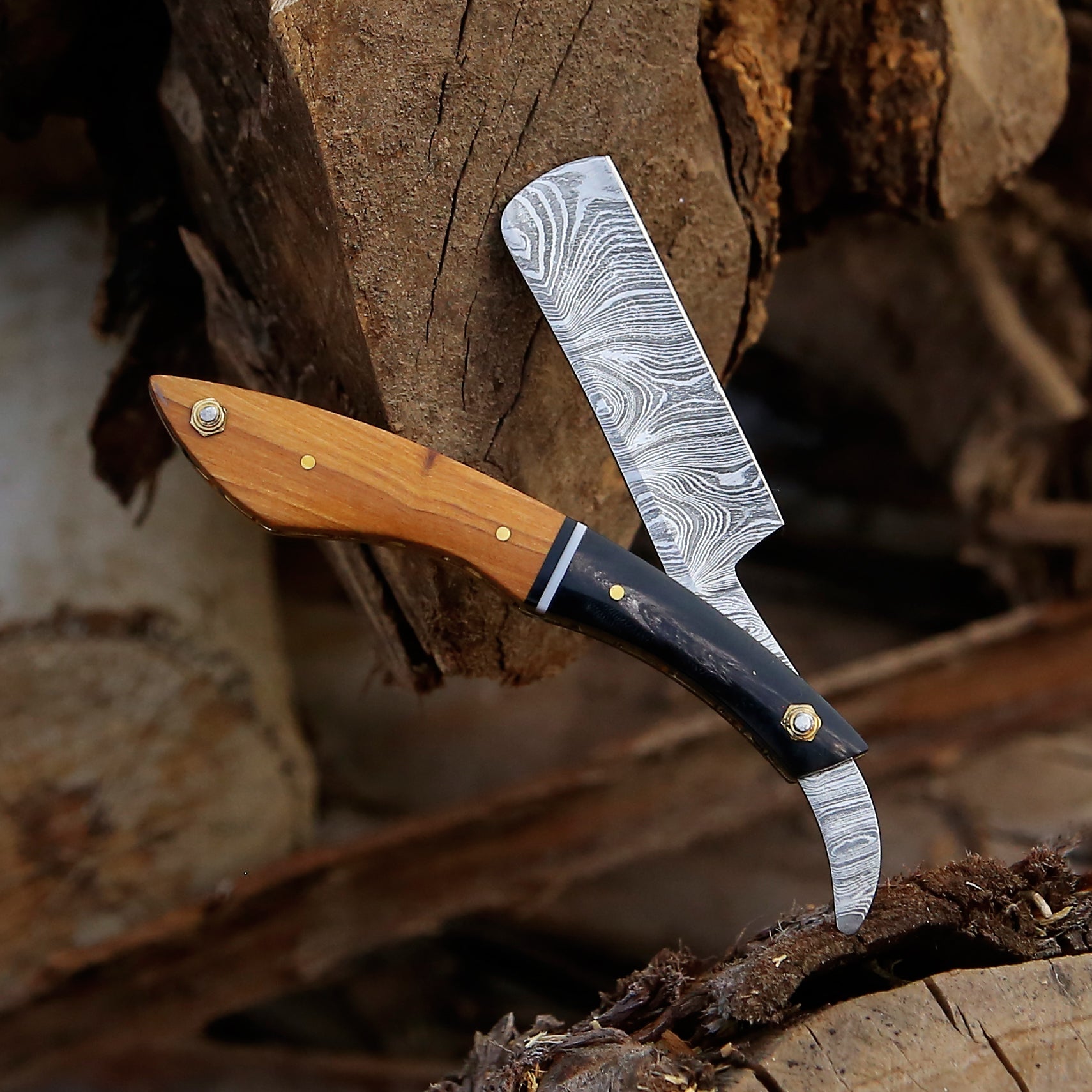 Luxury Damascus Steel Straight Razor - Classic Handcrafted Shaving Tool with Black Horn Olivewood Handle & Leather Pouch.