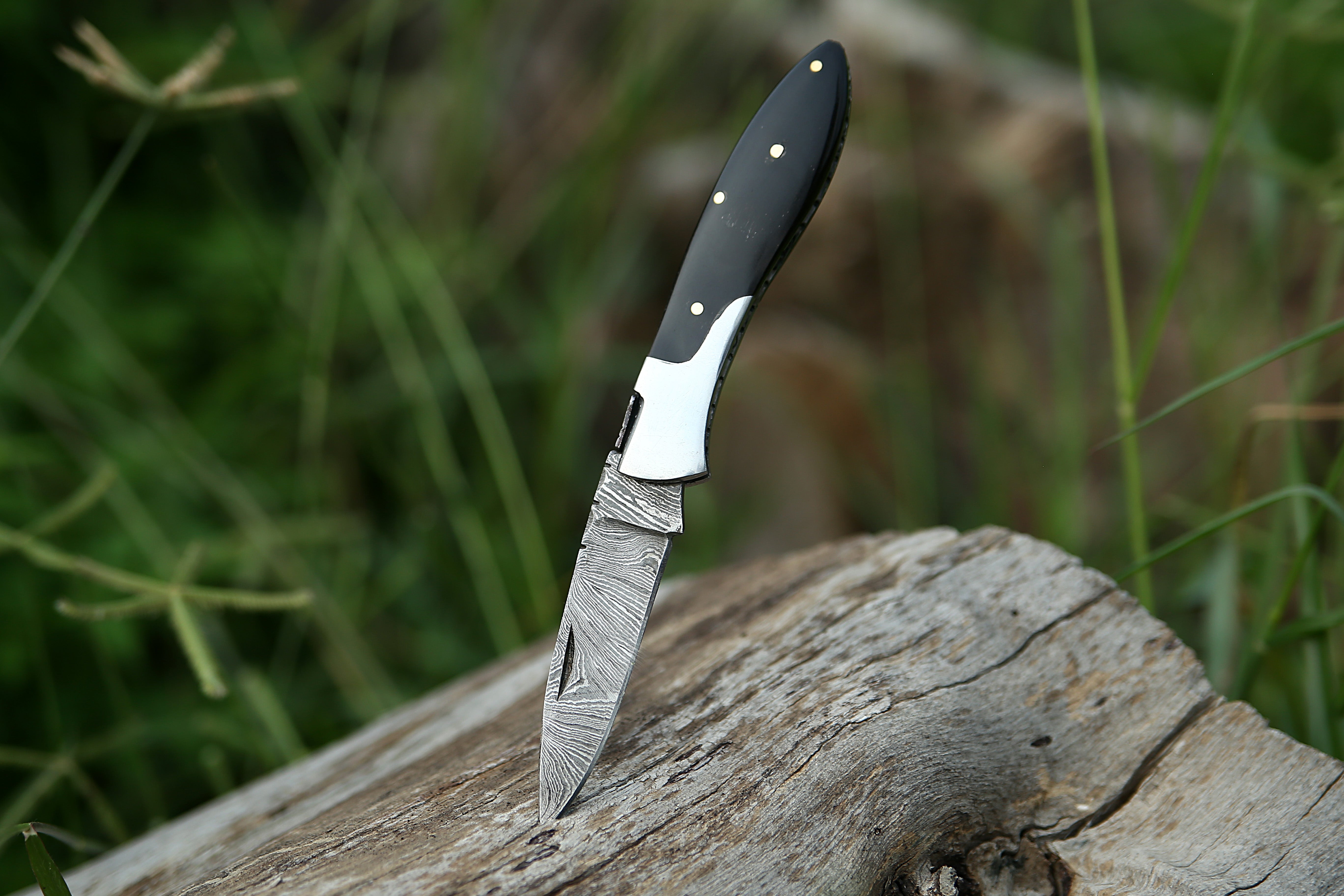 Black Horn Handle Damascus steel Pocket Knife Best camping Hunting EDC Knife fishing Knife sharp edge with Leather Pouch.