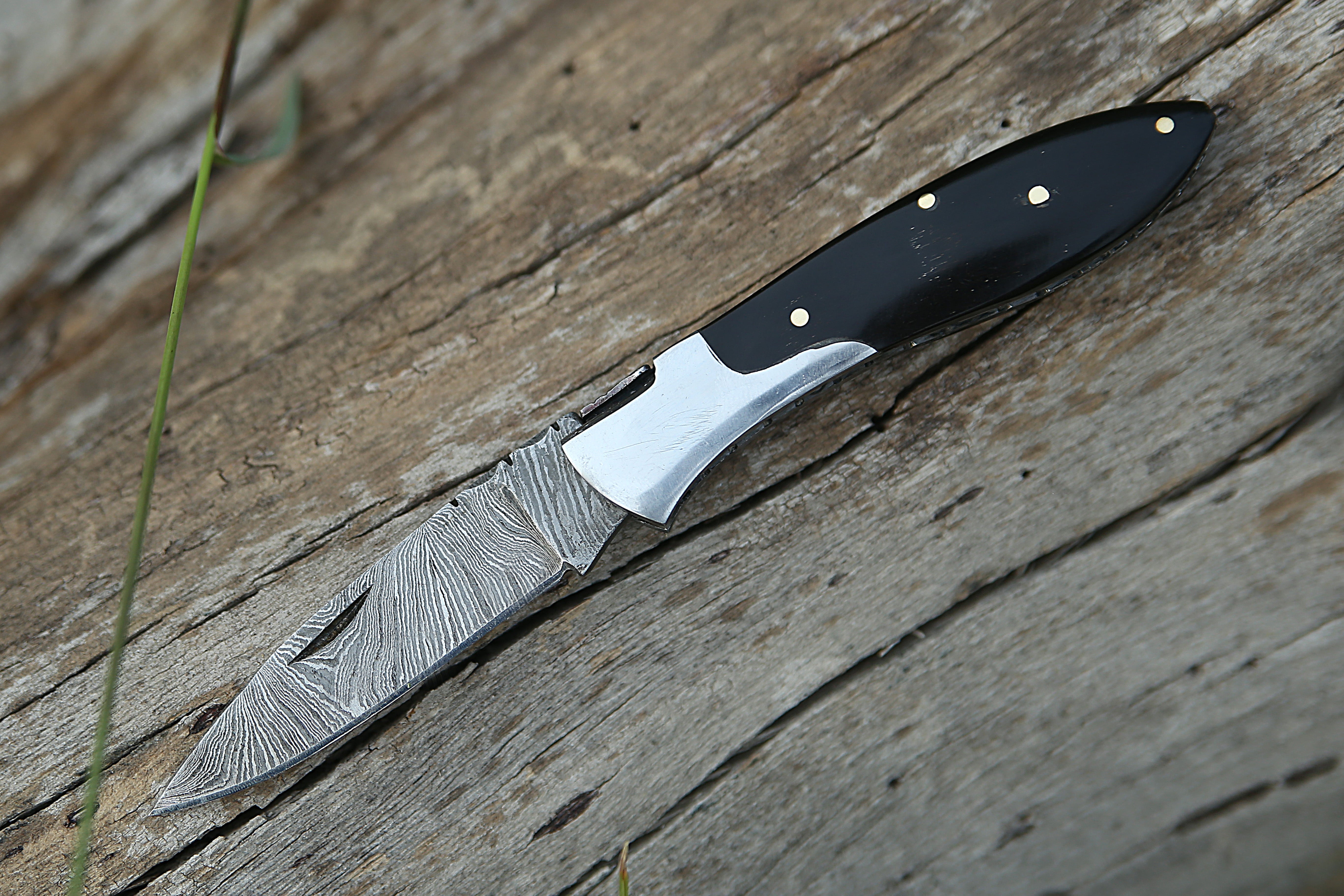 Black Horn Handle Damascus steel Pocket Knife Best camping Hunting EDC Knife fishing Knife sharp edge with Leather Pouch.