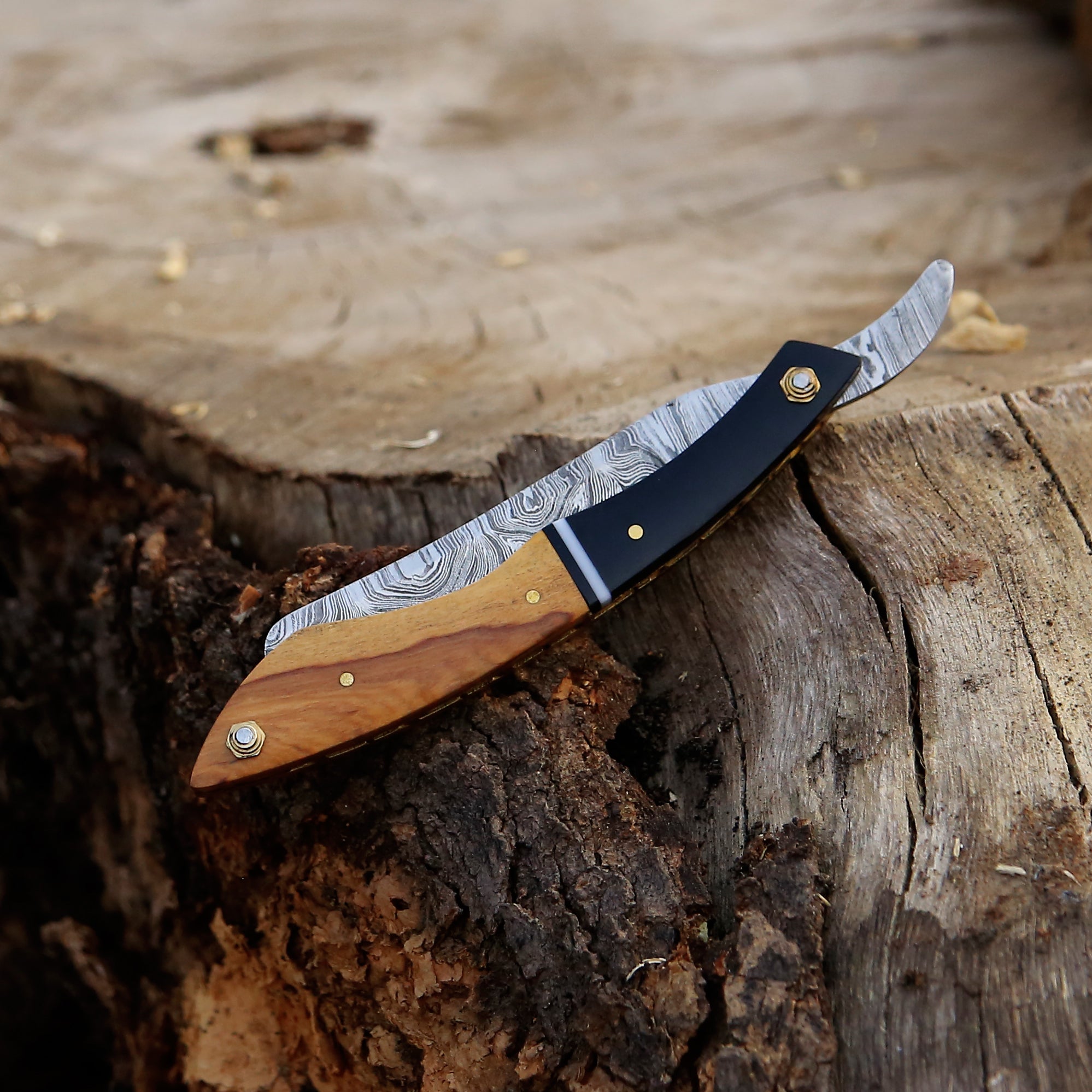 Luxury Damascus Steel Straight Razor - Classic Handcrafted Shaving Tool with Black Horn Olivewood Handle & Leather Pouch.