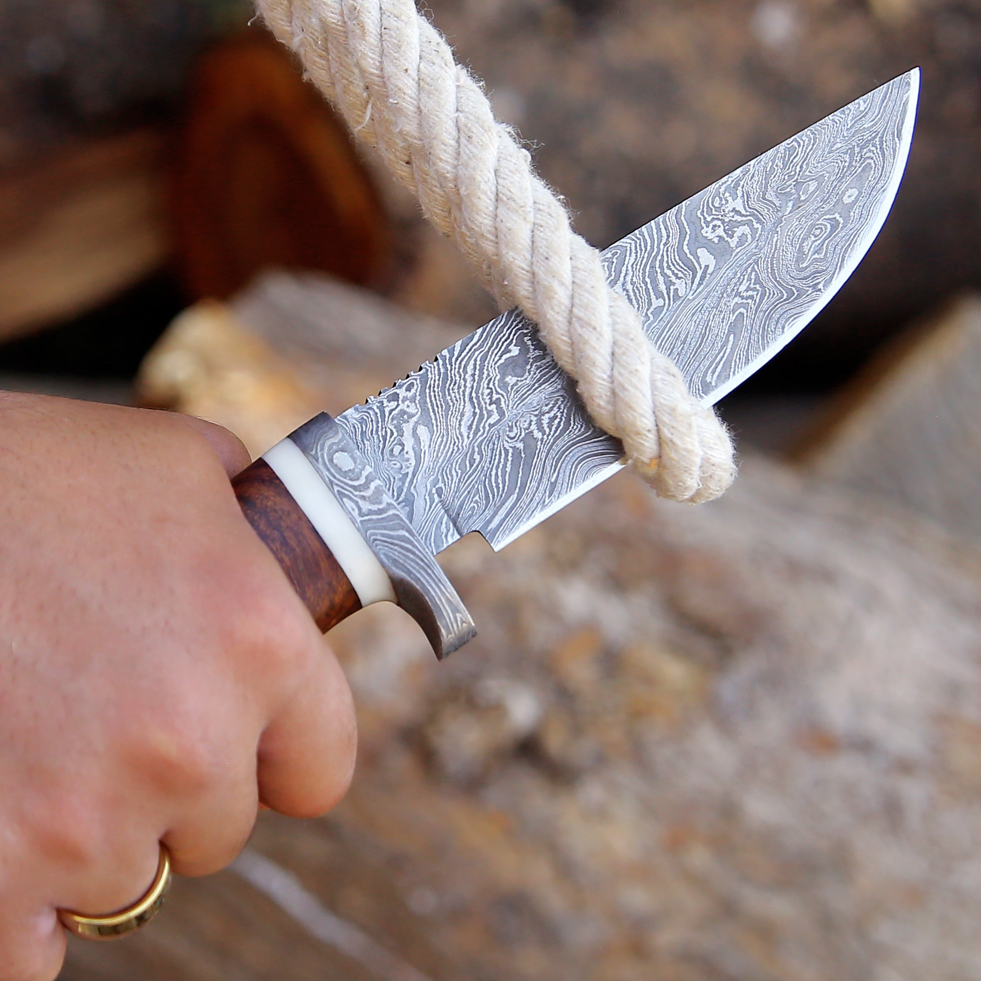 Handmade Damascus Steel Skinner Knife – Full Tang Blade for Hunting & Outdoor Use