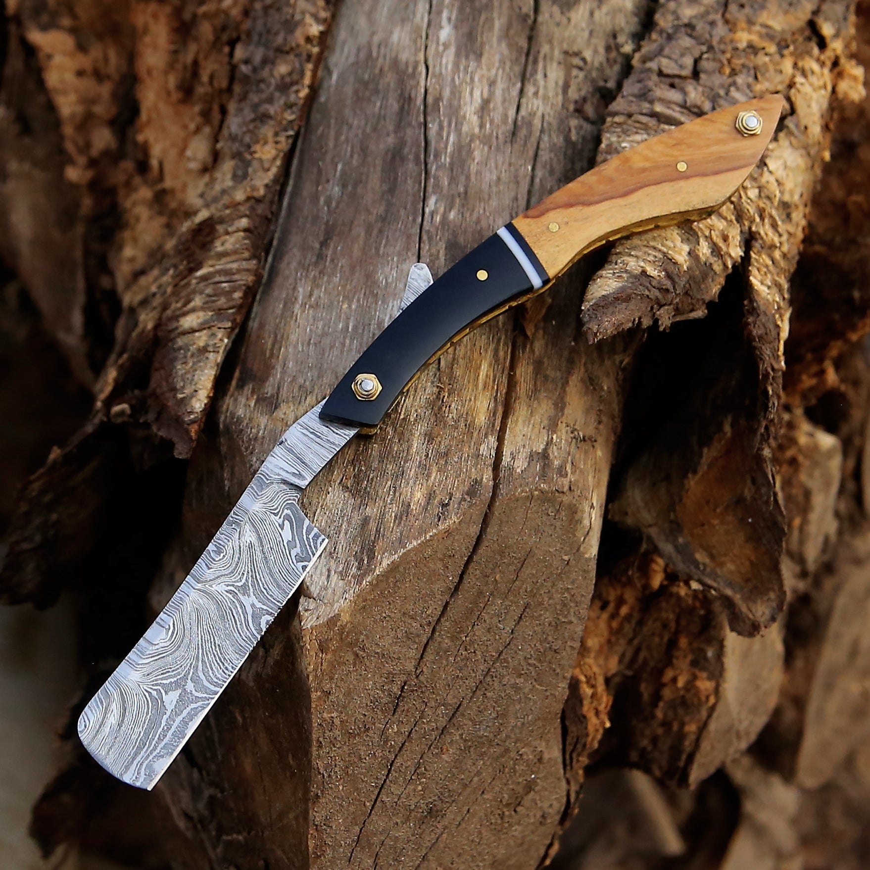 Luxury Damascus Steel Straight Razor - Classic Handcrafted Shaving Tool with Black Horn Olivewood Handle & Leather Pouch.