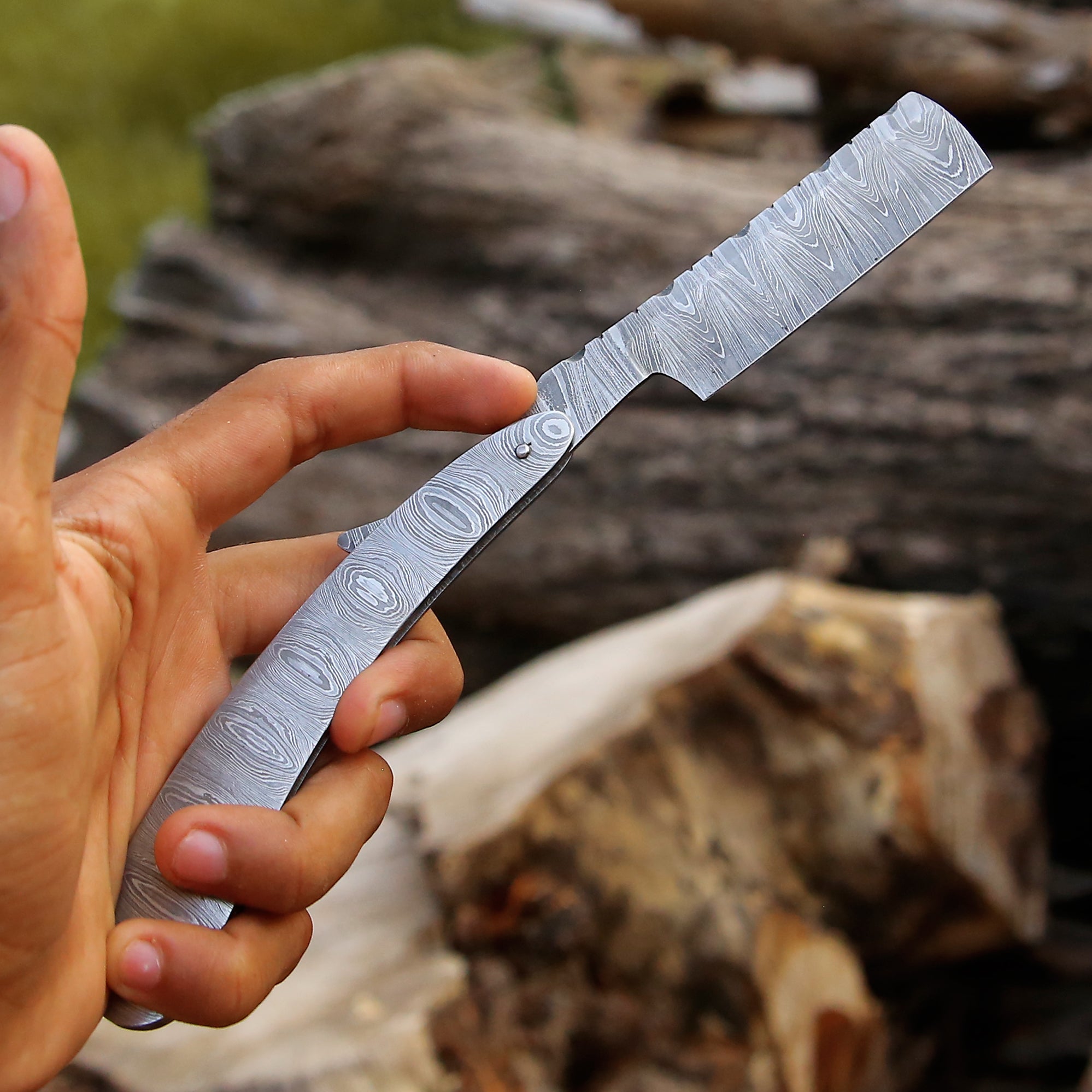 Damascus Straight Razor - Artisan Craftsmanship for the Perfect Shave Personalized Barber Razor With Pouch.