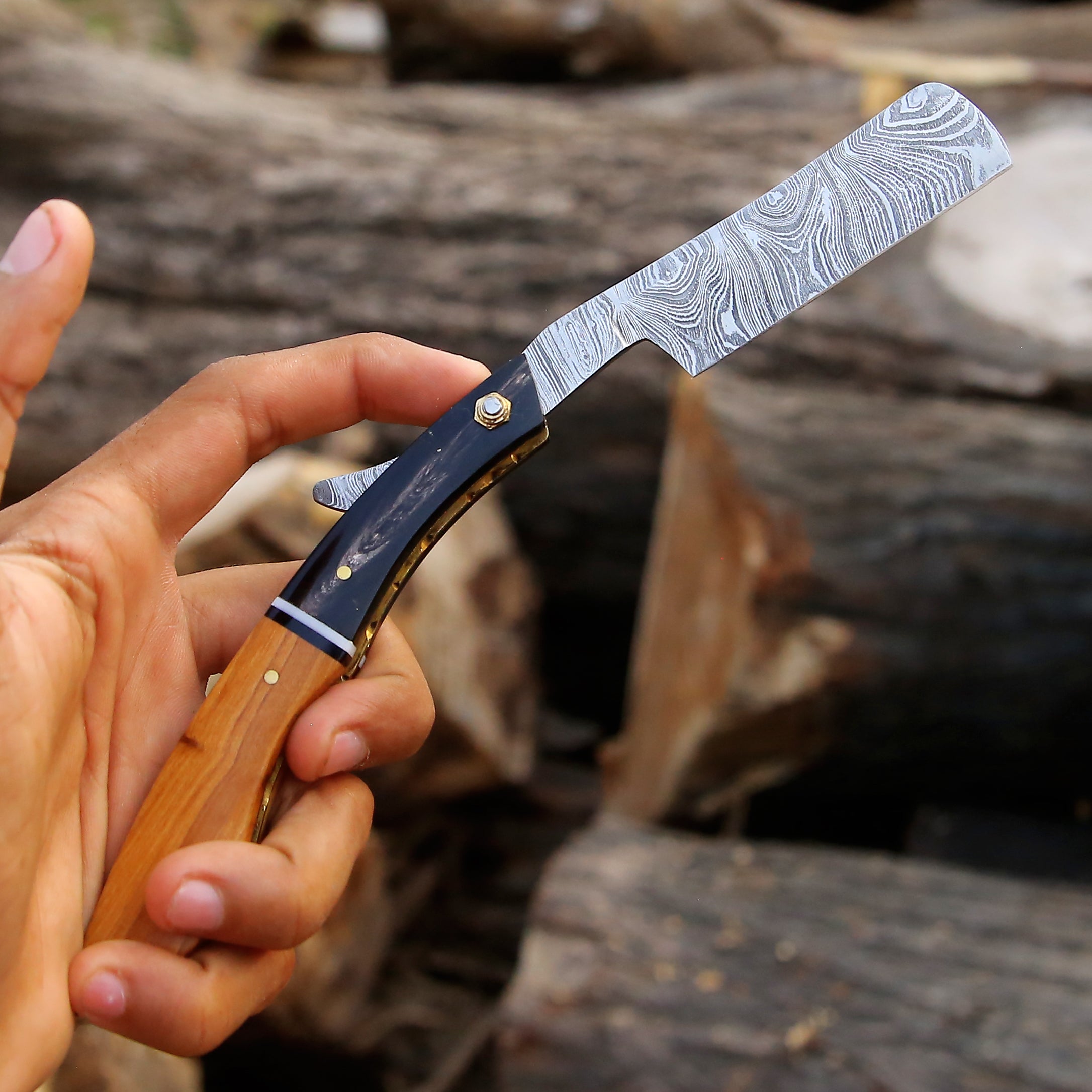 Luxury Damascus Steel Straight Razor - Classic Handcrafted Shaving Tool with Black Horn Olivewood Handle & Leather Pouch.