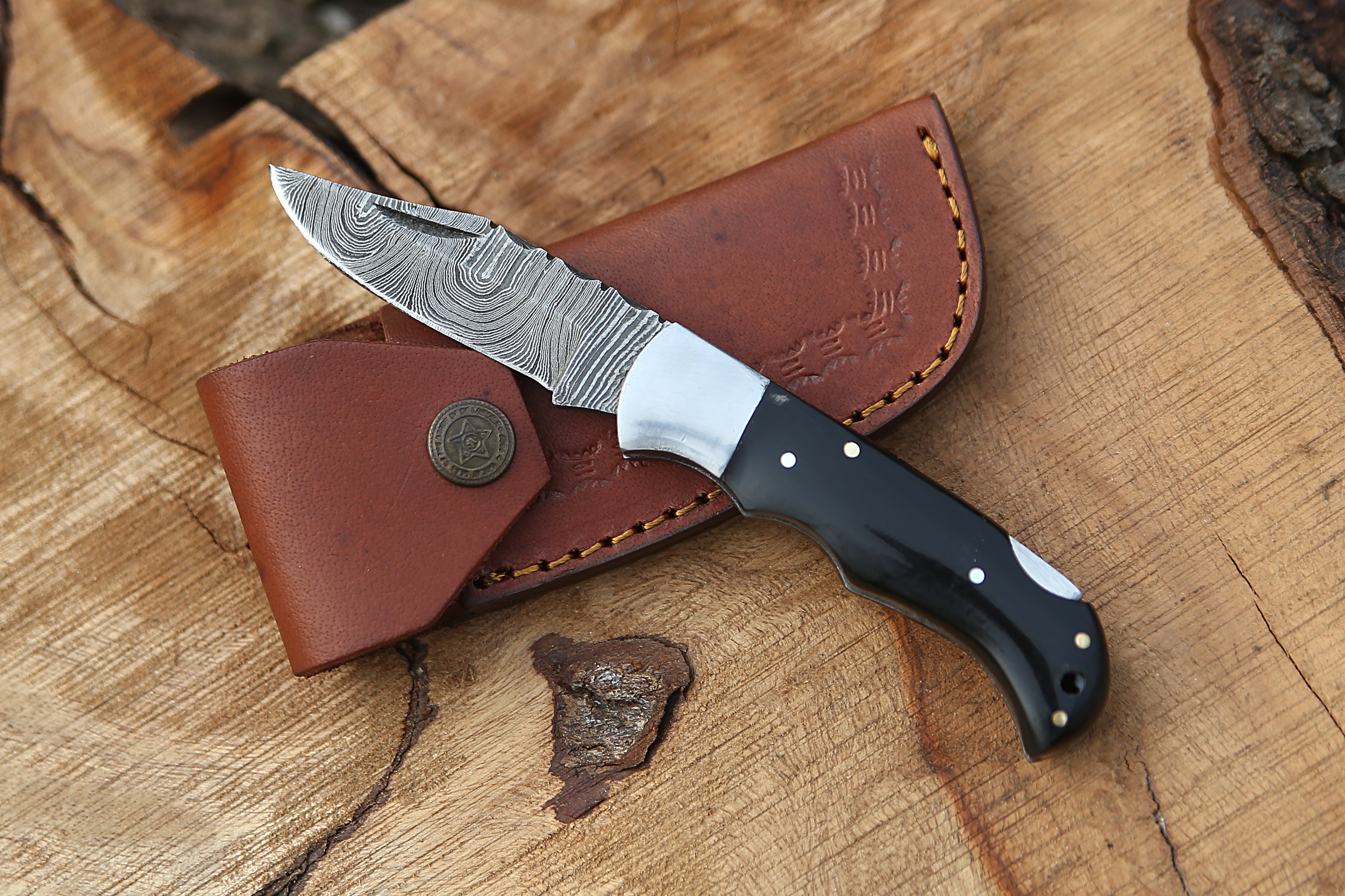 Back Lock Damascus steel Pocket Knife Black Horn handle Folding Knife Best for Camping Hunting Skinner EDC Knife Outdoor Tool With Leather Pouch.