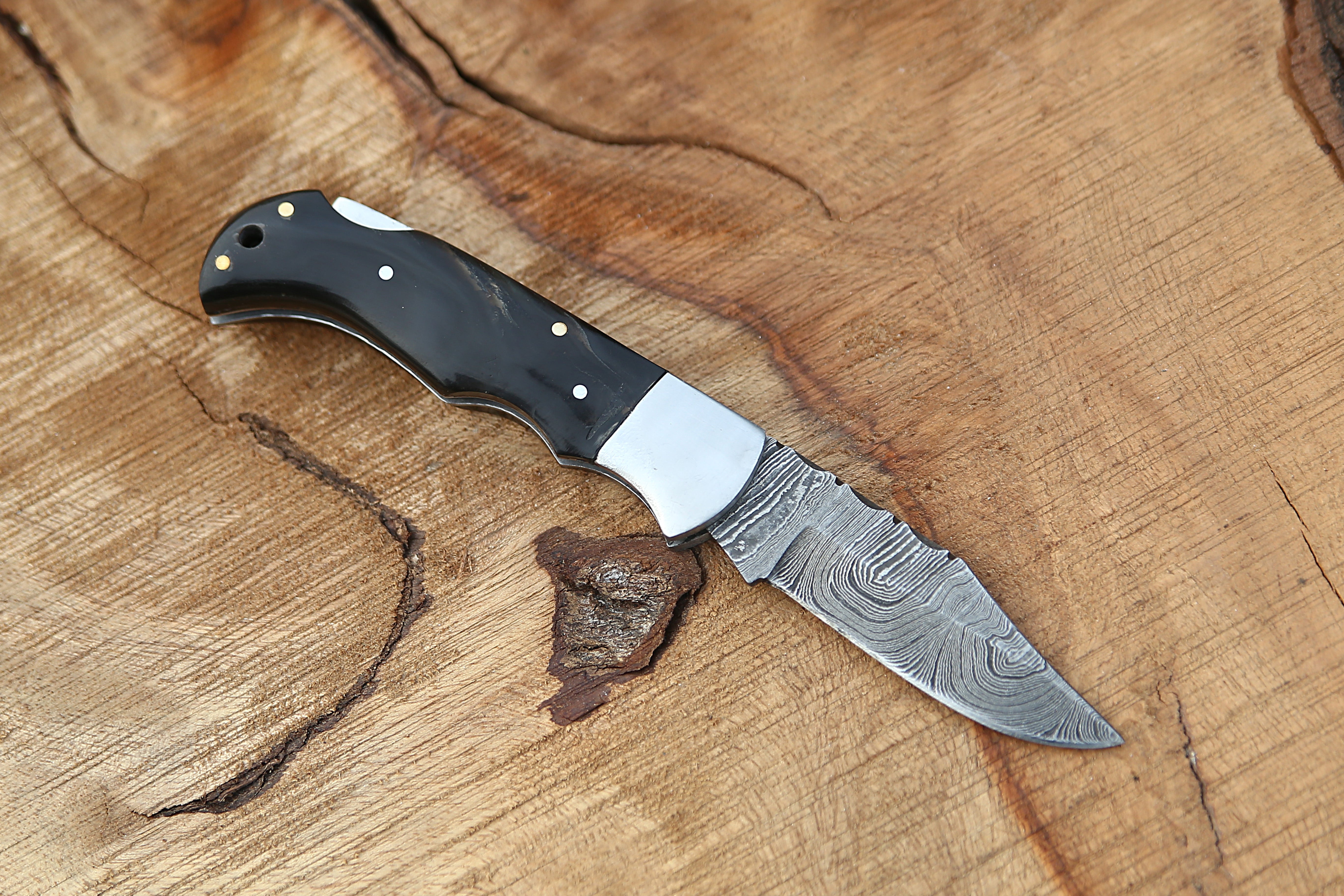 Back Lock Damascus steel Pocket Knife Black Horn handle Folding Knife Best for Camping Hunting Skinner EDC Knife Outdoor Tool With Leather Pouch.