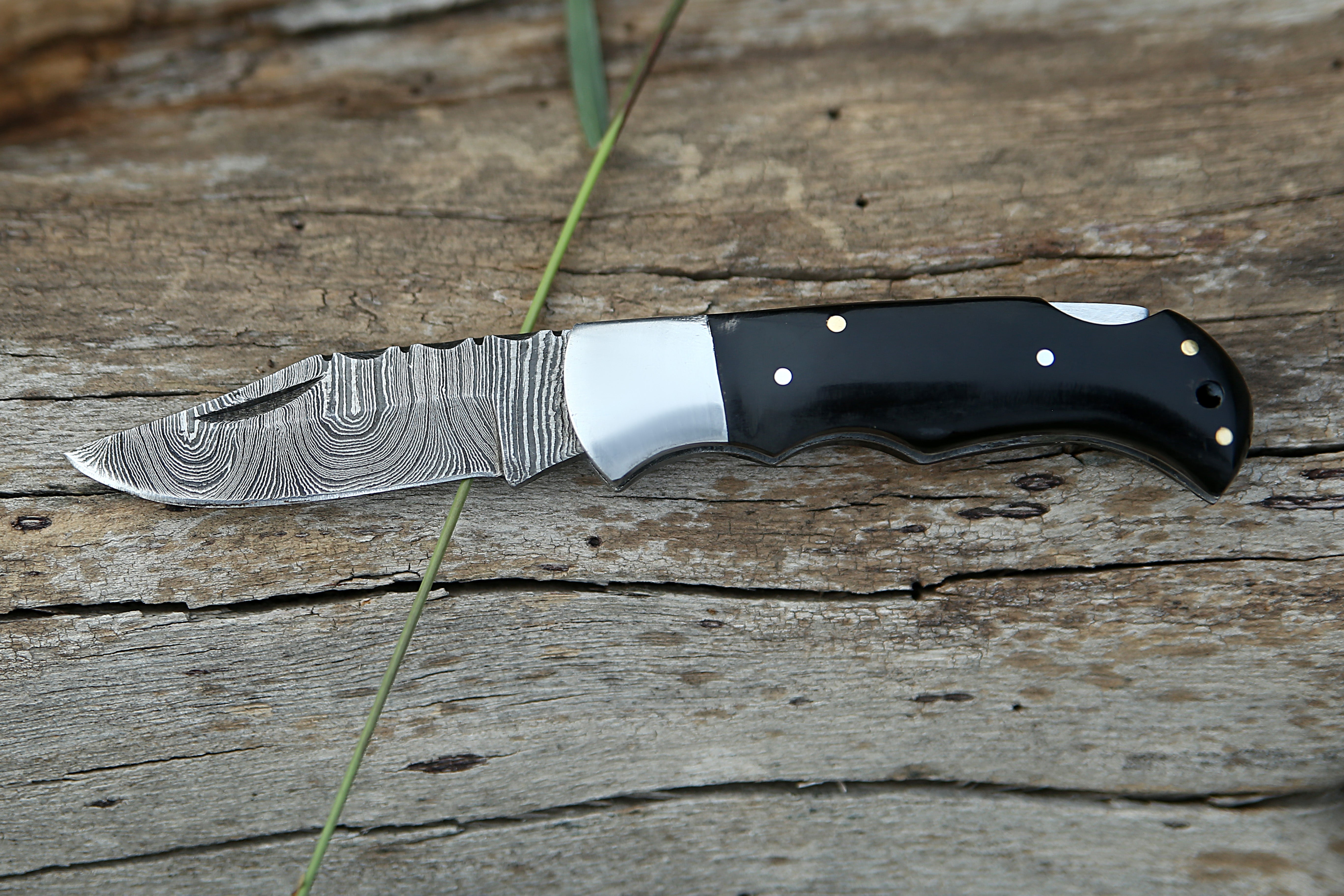 Back Lock Damascus steel Pocket Knife Black Horn handle Folding Knife Best for Camping Hunting Skinner EDC Knife Outdoor Tool With Leather Pouch.