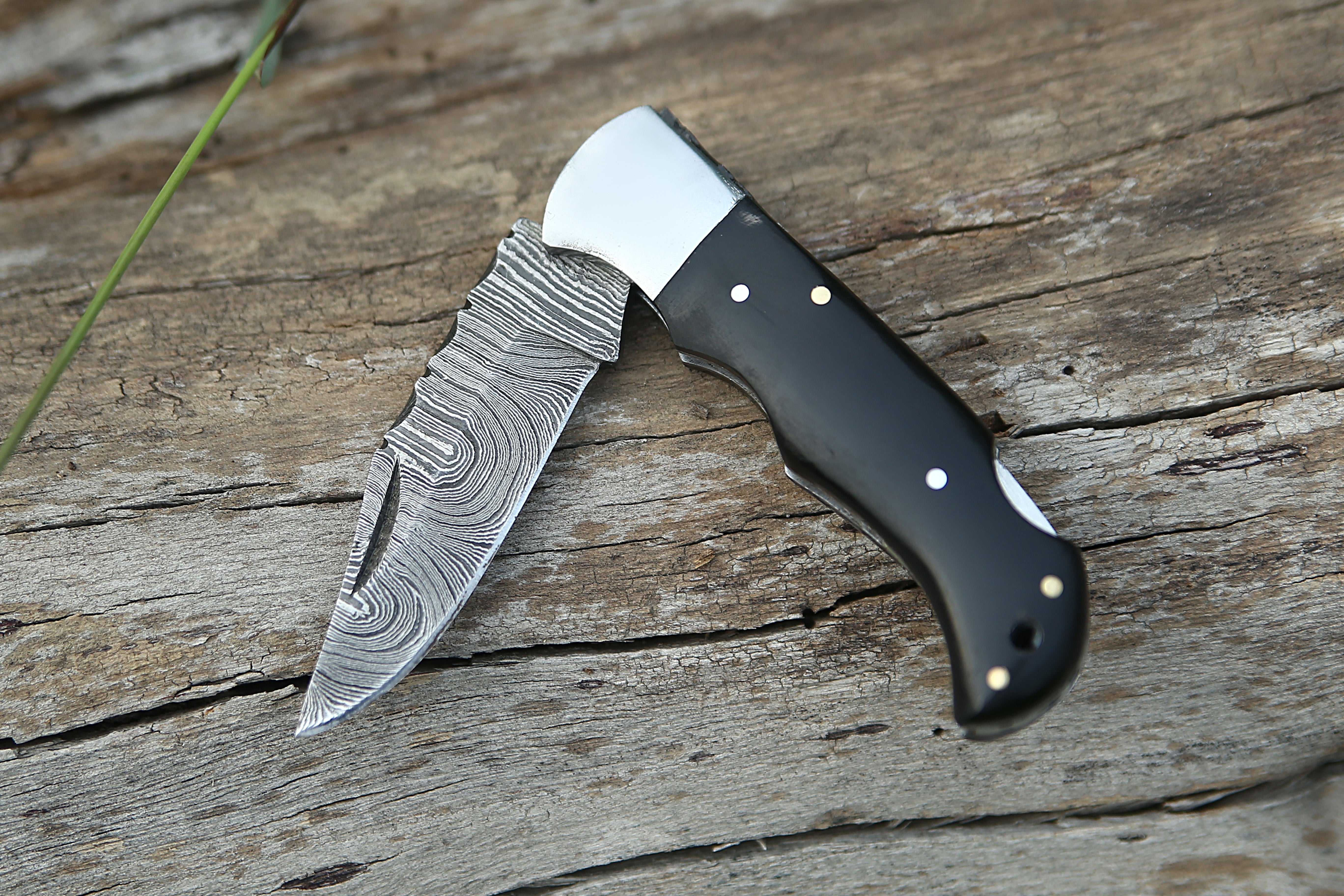 Back Lock Damascus steel Pocket Knife Black Horn handle Folding Knife Best for Camping Hunting Skinner EDC Knife Outdoor Tool With Leather Pouch.