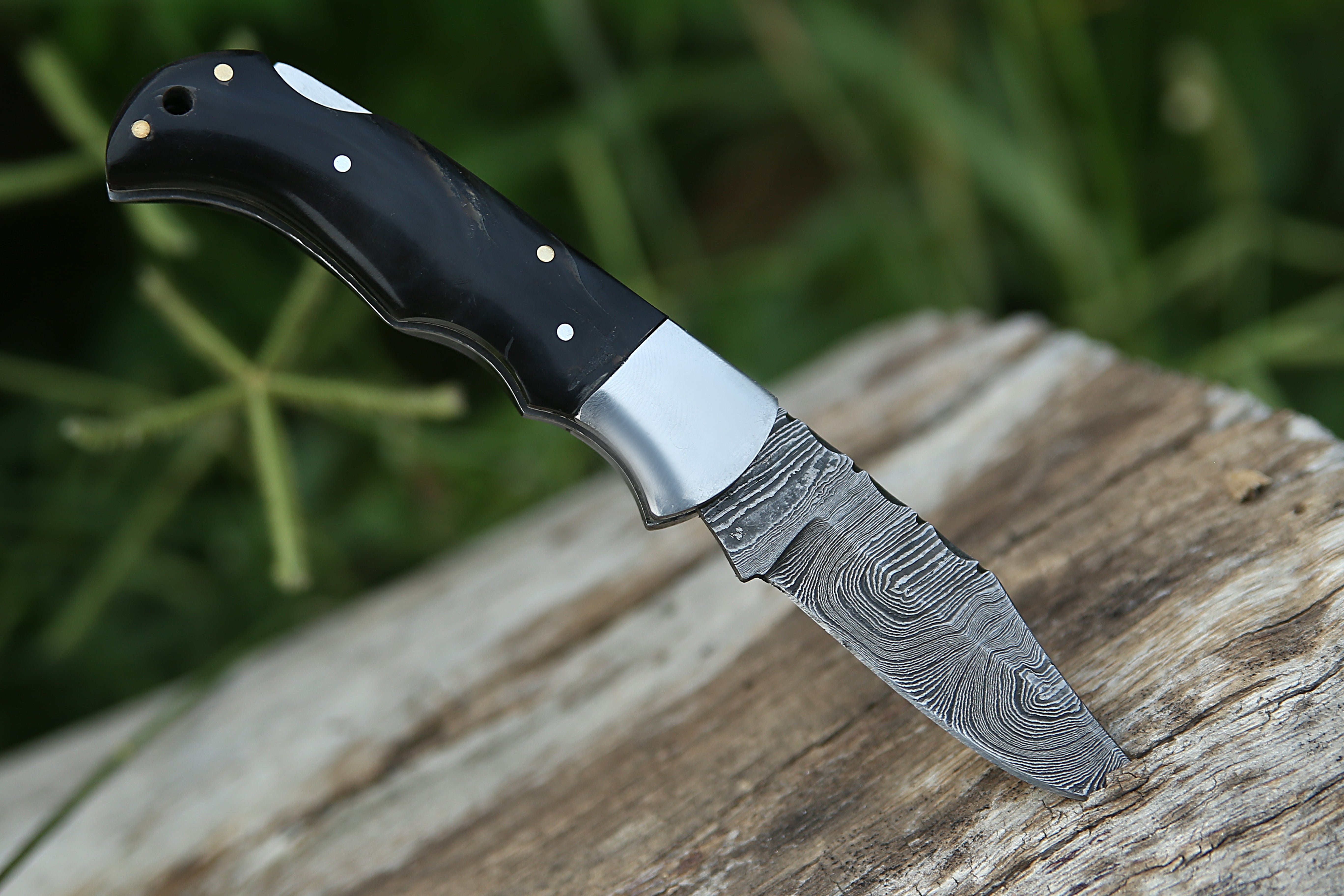 Back Lock Damascus steel Pocket Knife Black Horn handle Folding Knife Best for Camping Hunting Skinner EDC Knife Outdoor Tool With Leather Pouch.