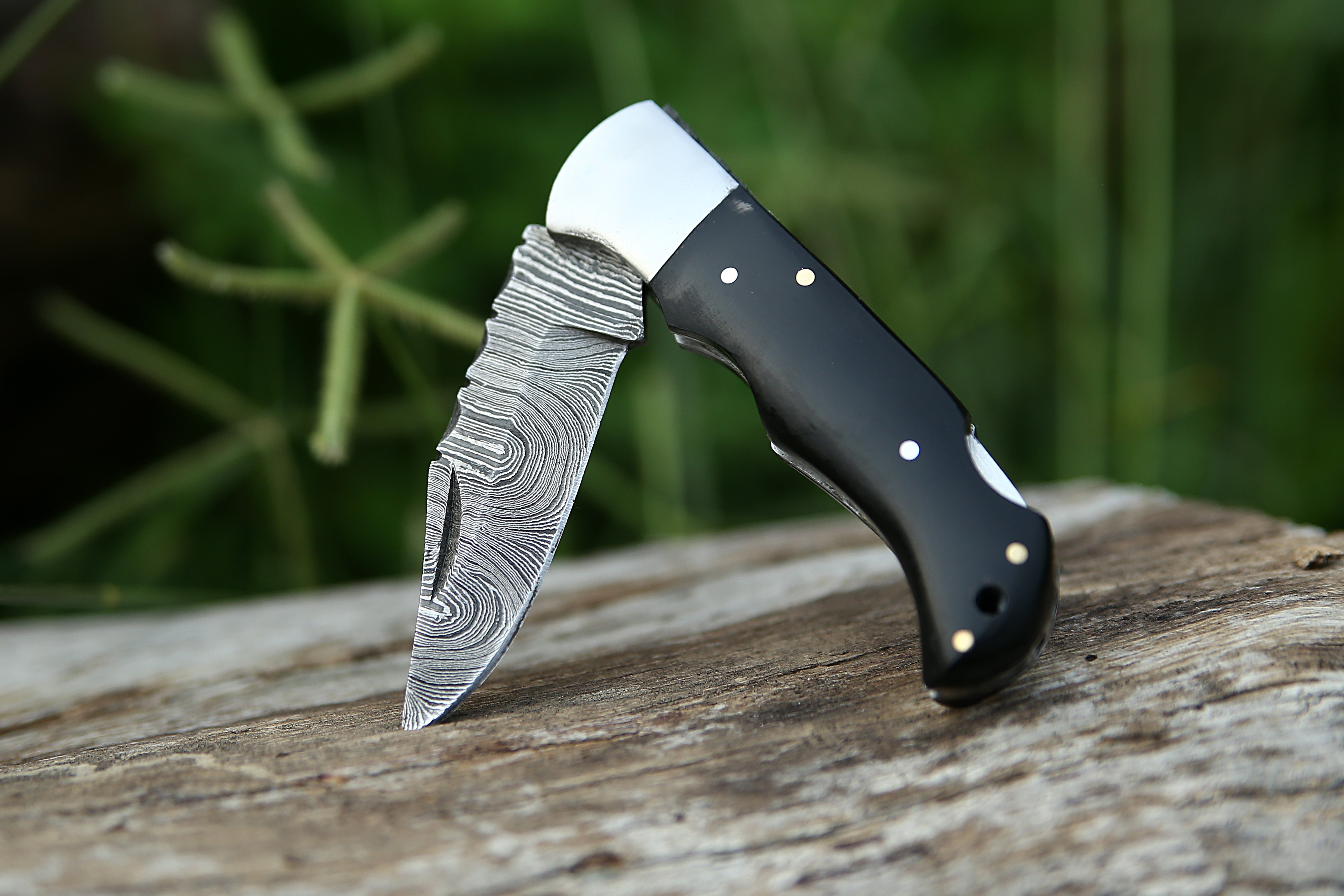 Back Lock Damascus steel Pocket Knife Black Horn handle Folding Knife Best for Camping Hunting Skinner EDC Knife Outdoor Tool With Leather Pouch.