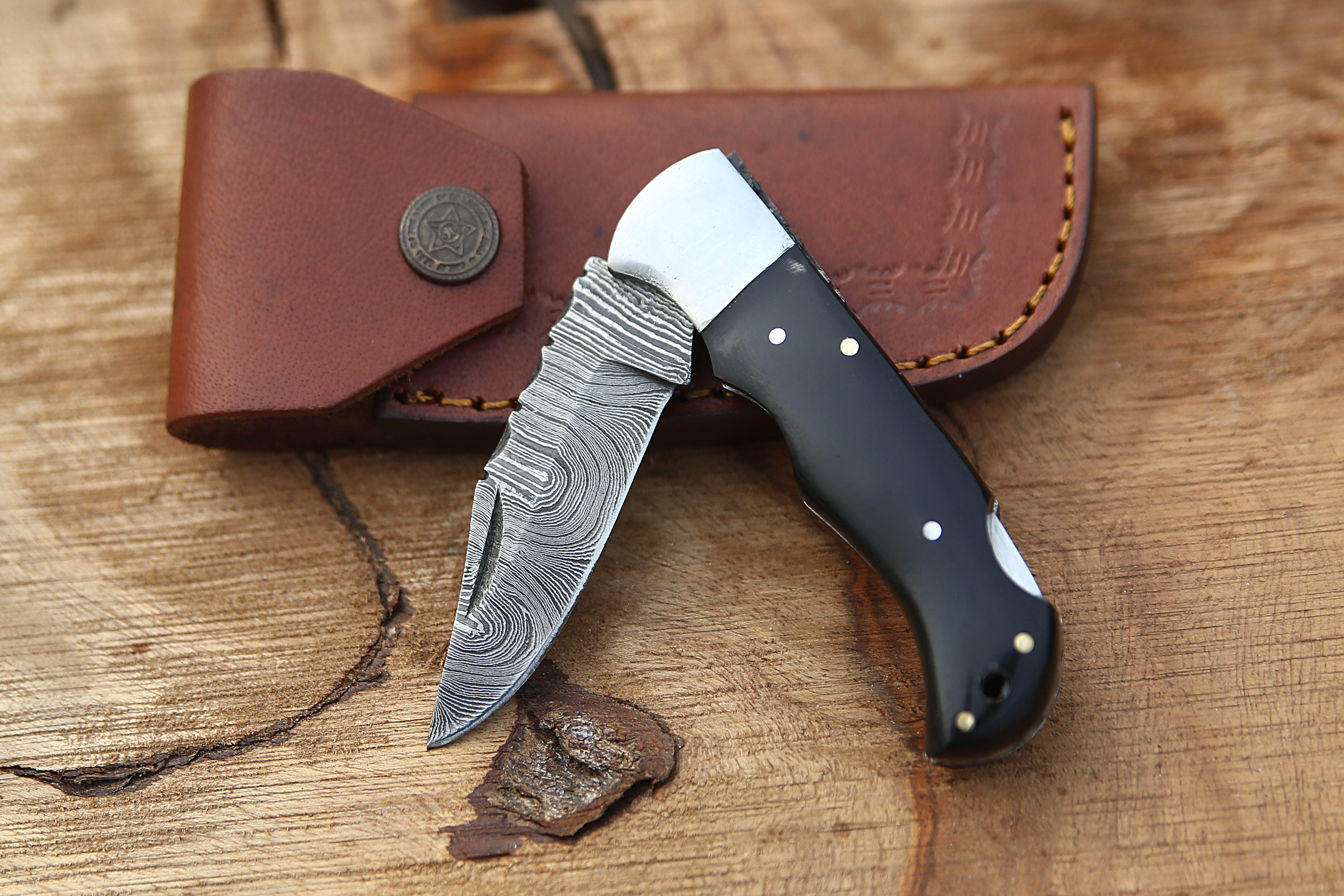 Back Lock Damascus steel Pocket Knife Black Horn handle Folding Knife Best for Camping Hunting Skinner EDC Knife Outdoor Tool With Leather Pouch.