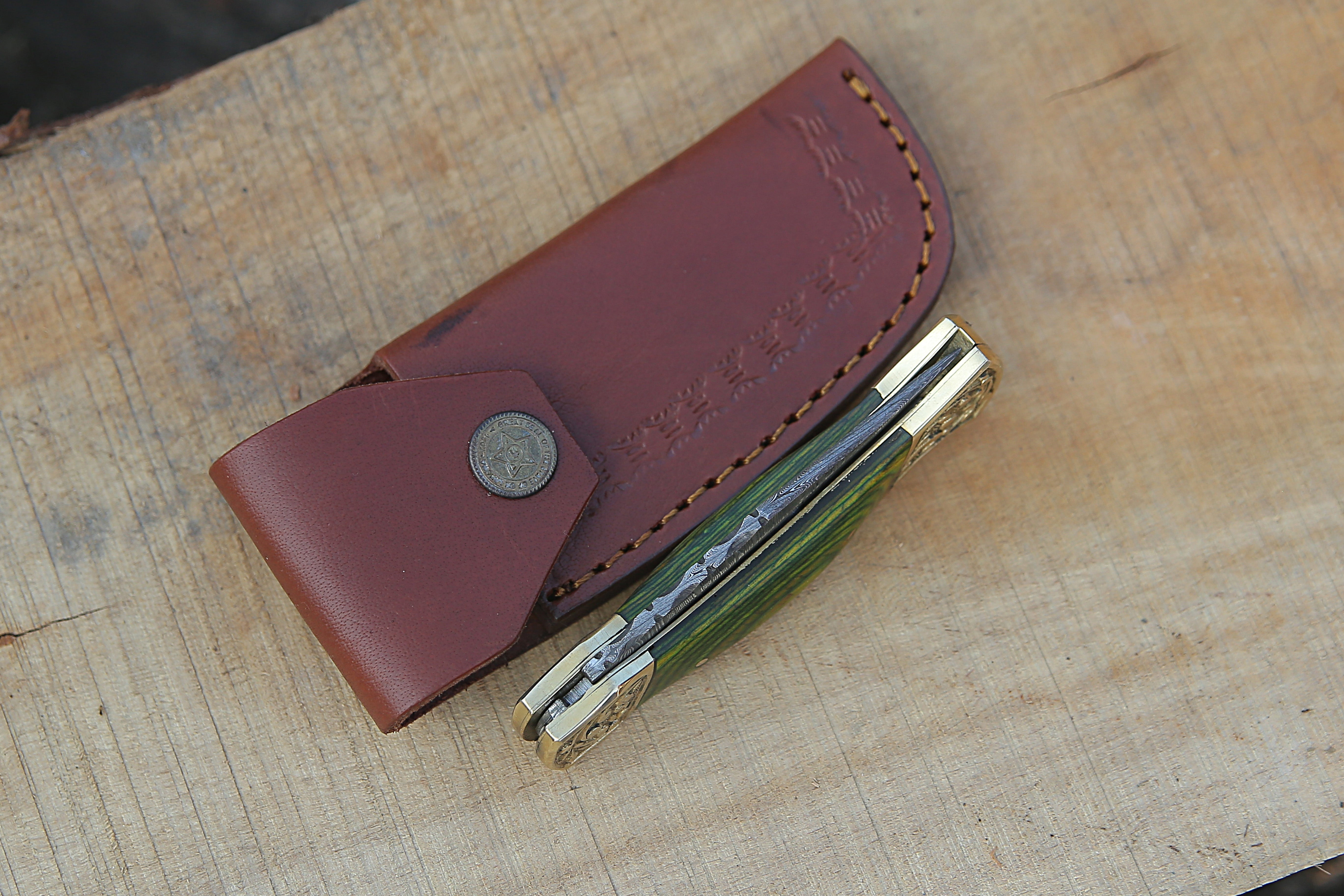 camping Tool Handmade Damascus Steel Back Lock Pocket Knife With Engraved Brass Clips Green Dollar Sheet Handle Folding Hunting EDC Skinner Fishing Knife with Leather Pouch.