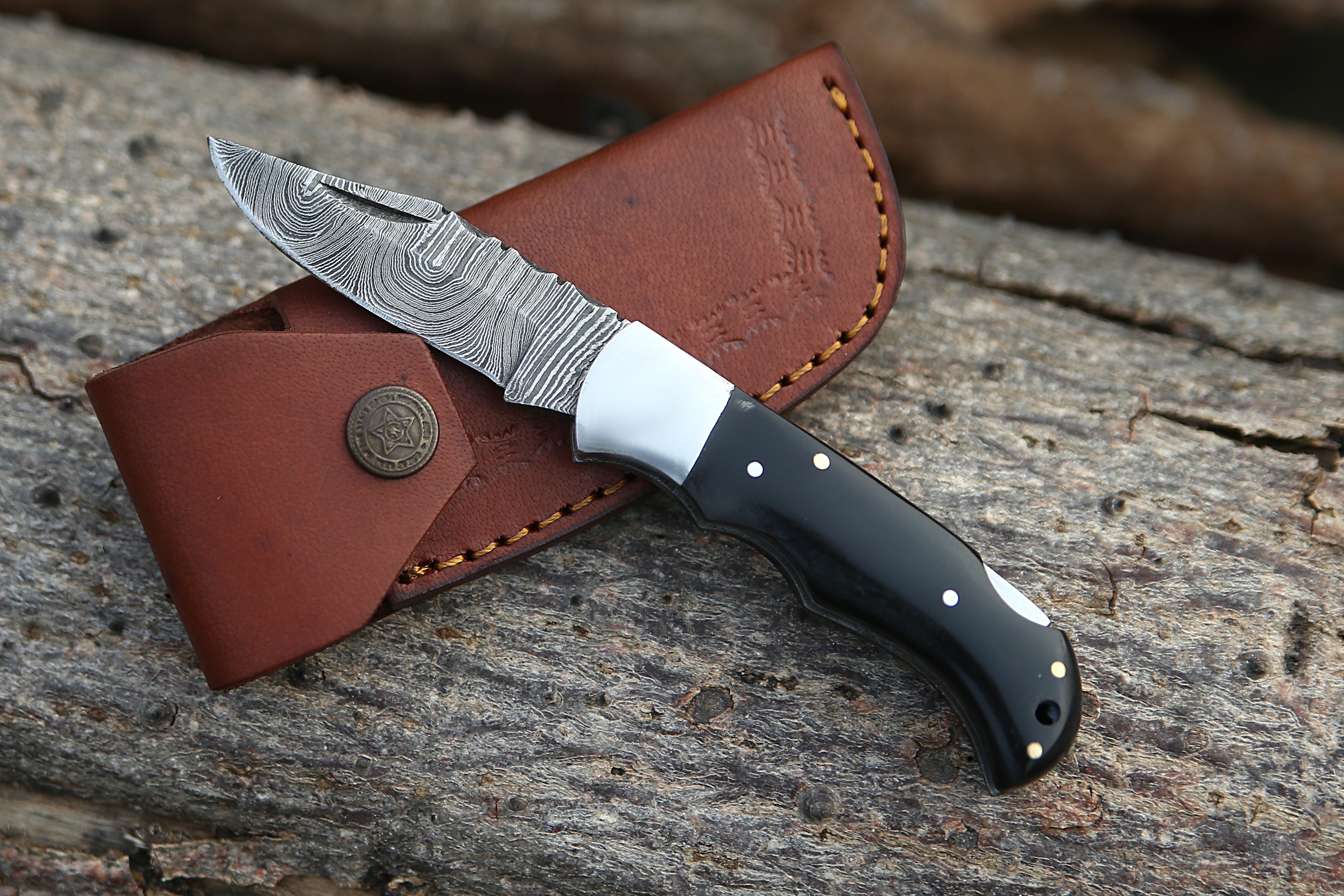 Back Lock Damascus steel Pocket Knife Black Horn handle Folding Knife Best for Camping Hunting Skinner EDC Knife Outdoor Tool With Leather Pouch.