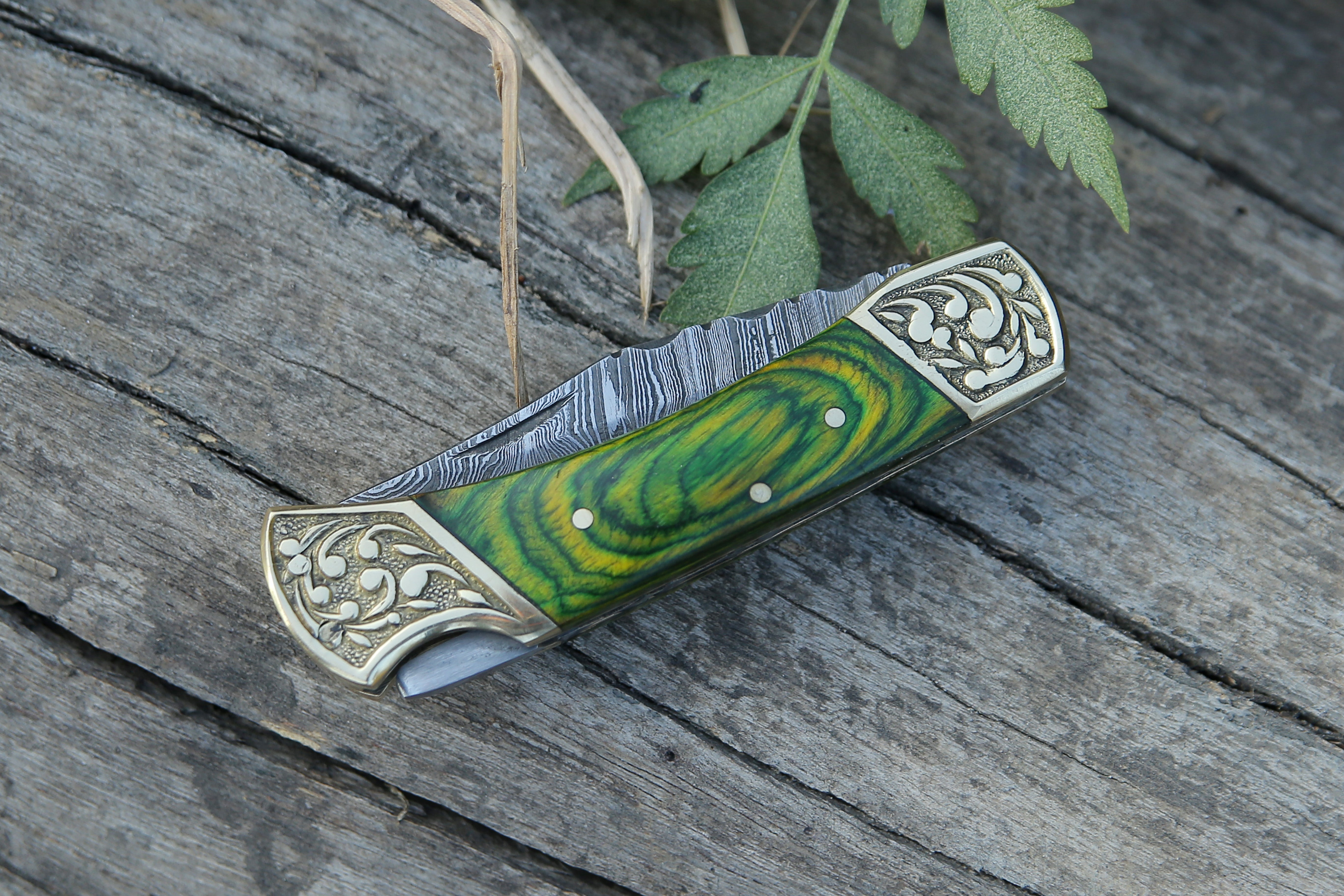 camping Tool Handmade Damascus Steel Back Lock Pocket Knife With Engraved Brass Clips Green Dollar Sheet Handle Folding Hunting EDC Skinner Fishing Knife with Leather Pouch.