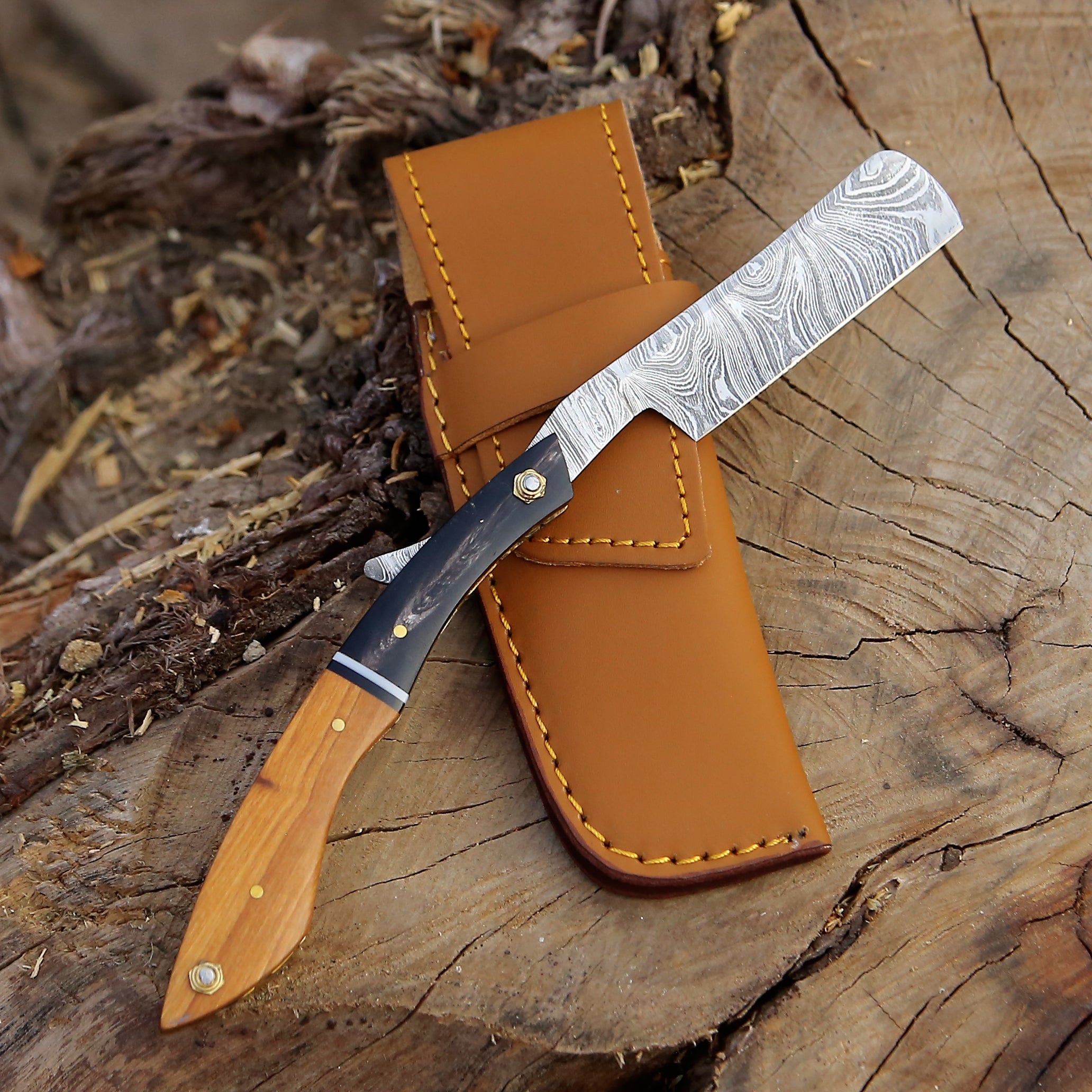 Luxury Damascus Steel Straight Razor - Classic Handcrafted Shaving Tool with Black Horn Olivewood Handle & Leather Pouch.